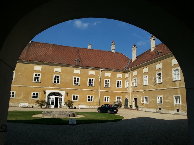 Schlosswohnung mit Gartenbenützung und... | Miete | Rohrau 2471